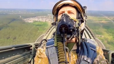 У Харкові нагородили курсанта, який відвів несправний літак від села