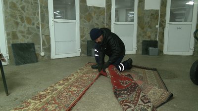 У Харкові збирають радянські килими, щоб утеплити вольєри собак у комунальному притулку У Харкові збирають радянські килими, щоб утеплити вольєри собак у комунальному притулку