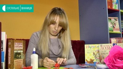 Майстер-клас із виготовлення квітки маку провели у Вінниці у дитячій бібліотеці