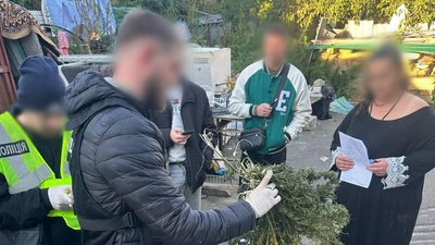 Обшуки у підозрюваних у торгівлі наркотиками