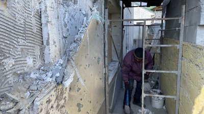"Влучило в хату. Зруйнована частина будинку, посічений дах, вибиті вікна". Очевидці розповіли про обстріли Херсона "Влучило в хату. Зруйнована частина будинку, посічений дах, вибиті вікна". Очевидці розповіли про обстріли Херсона