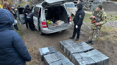 Чотири тисячі пачок контрабандних сигарет виявили у "євроблясі" на Закарпатті Чотири тисячі пачок контрабандних сигарет виявили у "євроблясі" на Закарпатті
