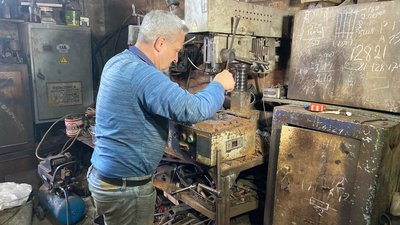"Виходить дуже гарний нагрів": у Полтаві волонтери виготовляють пічки для військових "Виходить дуже гарний нагрів": у Полтаві волонтери виготовляють пічки для військових