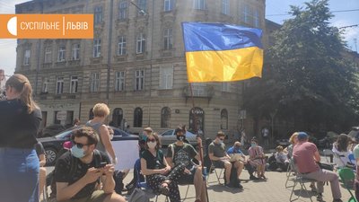Під львівським управлінням Нацполіції зібралися люди, аби підтримати Стерненка Під львівським управлінням Нацполіції зібралися люди, аби підтримати Стерненка