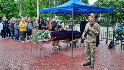 У Кропивницькому попрощались з військовим, який загинув під час артилерійського обстрілу на Луганщині У Кропивницькому попрощались з військовим, який загинув під час артилерійського обстрілу на Луганщині