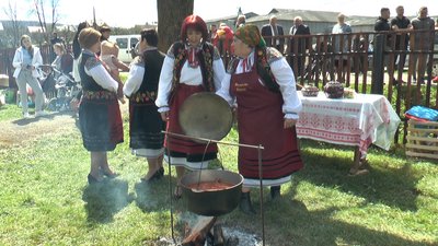Борщ з чорносливом, "чибриком", грибами. Як у Кричці, що на Прикарпатті, борщ варили Борщ з чорносливом, "чибриком", грибами. Як у Кричці, що на Прикарпатті, борщ варили
