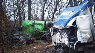 На Хмельниччині сталася автопригода за участю трьох вантажівок. Травмувалися четверо людей
