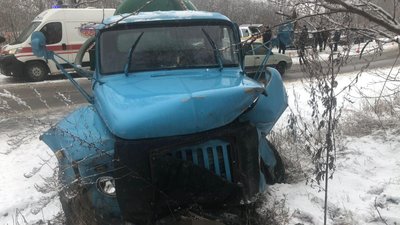Аварія на Вінниччині: внаслідок зіткнення вантажівки та легковика загинули троє людей Аварія на Вінниччині: внаслідок зіткнення вантажівки та легковика загинули троє людей