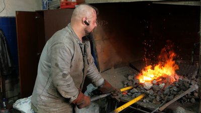Коваль з Буковини робить пластини для бронежилетів, які передають ЗСУ