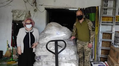 Волонтери з Тернополя та Хмельниччини передали військовим 1 400 кілограм овочів