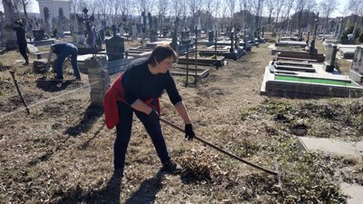 Жителі Тернопільщини прибирають цвинтарі, де поховані поляки Жителі Тернопільщини прибирають цвинтарі, де поховані поляки