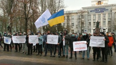 "Моряк - не банкомат!": херсонські моряки вийшли на акцію протесту "Моряк - не банкомат!": херсонські моряки вийшли на акцію протесту