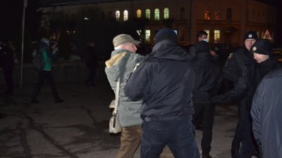 У Житомирі під час акції на підтримку Стерненка сталися сутички У Житомирі під час акції на підтримку Стерненка сталися сутички