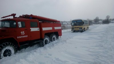 45 транспортних засобів за добу витягли рятувальники із снігових заметів 45 транспортних засобів за добу витягли рятувальники із снігових заметів