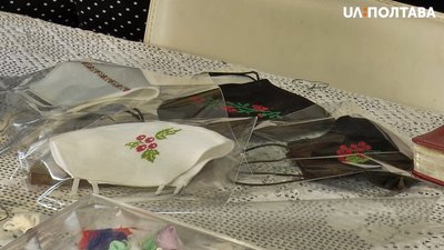 Полтавка Ірина Григорова шиє маски та дарує їх поліцейським і медикам Полтавка Ірина Григорова шиє маски та дарує їх поліцейським і медикам