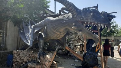 Дракони та орки: у Херсоні митці створюють скульптури фантазійних істот Дракони та орки: у Херсоні митці створюють скульптури фантазійних істот