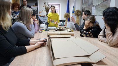 «Зірочки» й «равлики». У Дніпрі на майстер-класі вчилися робити окопні свічки – фоторепортаж «Зірочки» й «равлики». У Дніпрі на майстер-класі вчилися робити окопні свічки – фоторепортаж