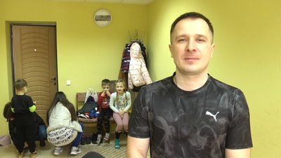 В Житомирі для дітей з аутизмом проводять заняття з акробатичної йоги В Житомирі для дітей з аутизмом проводять заняття з акробатичної йоги