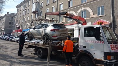 У Тернополі евакуйовують неправильно припарковані автівки У Тернополі евакуйовують неправильно припарковані автівки