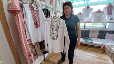 Вишивальниця з Решетилівки показує військову сорочку Вишивальниця з Решетилівки показує військову сорочку