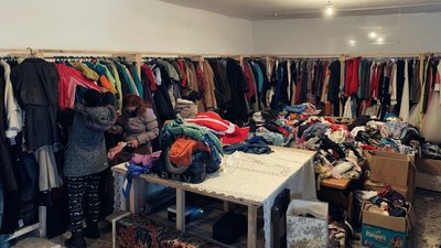 546 кілограмів одягу за два дні видали у магазині "Все за дякую" на Закарпатті 546 кілограмів одягу за два дні видали у магазині "Все за дякую" на Закарпатті