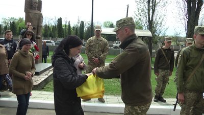 У Житомирі попрощалися з військовим 13 окремого десантно-штурмового батальйону Дмитром Надолинським У Житомирі попрощалися з військовим 13 окремого десантно-штурмового батальйону Дмитром Надолинським