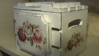 Оксана Попович-Андрис каже, що з допомогою техніки декупаж полюбляє "зістарювати" речі. Фото: Суспільне. Оксана Попович-Андрис каже, що з допомогою техніки декупаж полюбляє "зістарювати" речі. Фото: Суспільне.