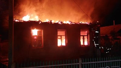 У Станиці Луганські внаслідок обстрілу бойовиків загорівся будинок