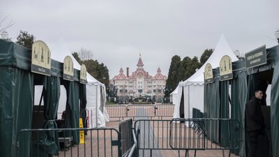 Без обіймів та шоу. Французький Діснейленд знову відкрився після чотирьох місяців карантину