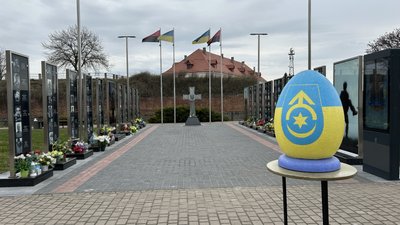 "Одна краща іншої": на алеї в центрі Дубна на Рівненщині встановили 16 писанок