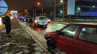 Ожеледиця у Харкові: на одному мосту побилися десять машин Ожеледиця у Харкові: на одному мосту побилися десять машин