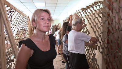 У селі поблизу Луцька волонтери плетуть маскувальні сітки для танкістів У селі поблизу Луцька волонтери плетуть маскувальні сітки для танкістів