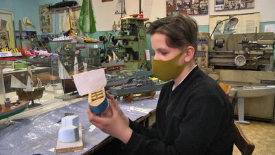 У Маріуполі діти моделюють кораблі та вітрильники У Маріуполі діти моделюють кораблі та вітрильники