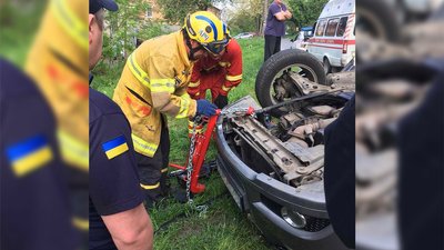 У Дніпрі через ДТП перекинулося авто: водій у лікарні