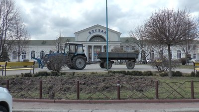 Комунальники садять рослини біля Київського вокзалу Комунальники садять рослини біля Київського вокзалу