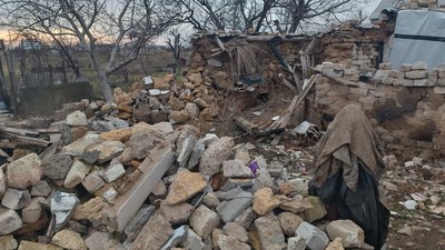Життя під обстрілами. Історія жінки, яка відновлює пошкоджений будинок на Миколаївщині Життя під обстрілами. Історія жінки, яка відновлює пошкоджений будинок на Миколаївщині