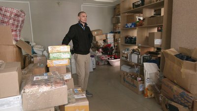 "Це мій спосіб подякувати українцям, які стоять за моїх дітей". Як у Рівному працює волонтер з Польщі