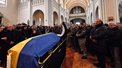 У Мукачеві попрощалися із полеглим на війні Артуром Пашкуляком У Мукачеві попрощалися із полеглим на війні Артуром Пашкуляком