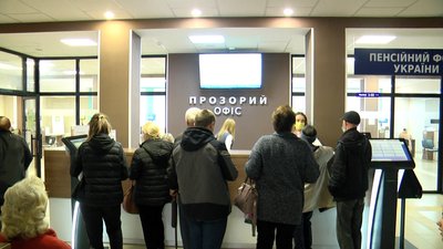Черга із сотні людей у житомирському Прозорому офісі: дала збій система Державної міграційної служби
