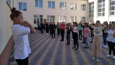 У Житомирі в школі №17 стартував олімпійський тиждень – 150 дітей взяли участь у руханці