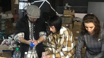 Подружжя акторів з Тернополя сортує продукти для переселенців Подружжя акторів з Тернополя сортує продукти для переселенців