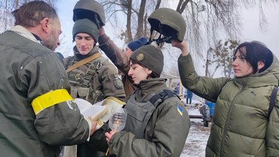 Каски замість вінчальних корон: нацгвардійці побралися на блок-посту у Вінниці Каски замість вінчальних корон: нацгвардійці побралися на блок-посту у Вінниці