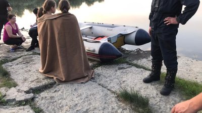 Не могли доплисти до берега. На Франківщині надзвичайники врятували з Дністра трьох дітей