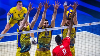 Українці блокують удар Вільфредо Леона у чвертьфінальному матчі Ліги націй з волейболу