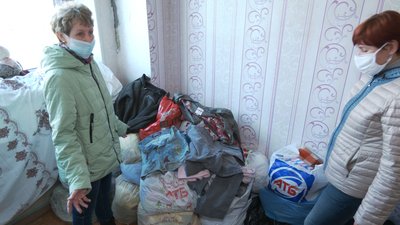 "Вигрібаємо не одяг, а сміття": черкасці скаржаться на якість речей у баку для одягу "Вигрібаємо не одяг, а сміття": черкасці скаржаться на якість речей у баку для одягу