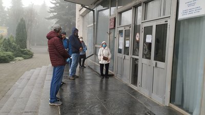 У масках та з витриманою дистанцією: як голосують волинянин у місті та селі У масках та з витриманою дистанцією: як голосують волинянин у місті та селі