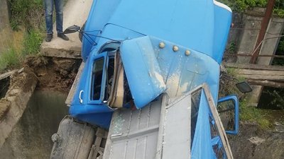 На Тернопільщині вантажівка провалилася на мосту