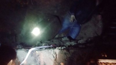 У Дніпрі надзвичайники дістали жінку з ями У Дніпрі надзвичайники дістали жінку з ями