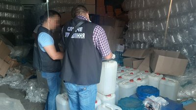 Миколаївські поліцейські затримали групу людей за продаж контрафактного алкоголю
