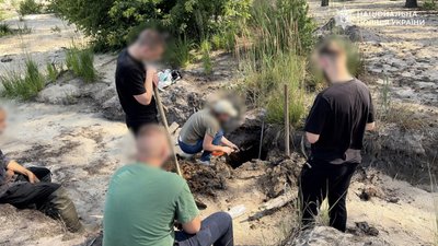 Правоохоронці виявили нові місця незаконного видобутку бурштину на Рівненщині